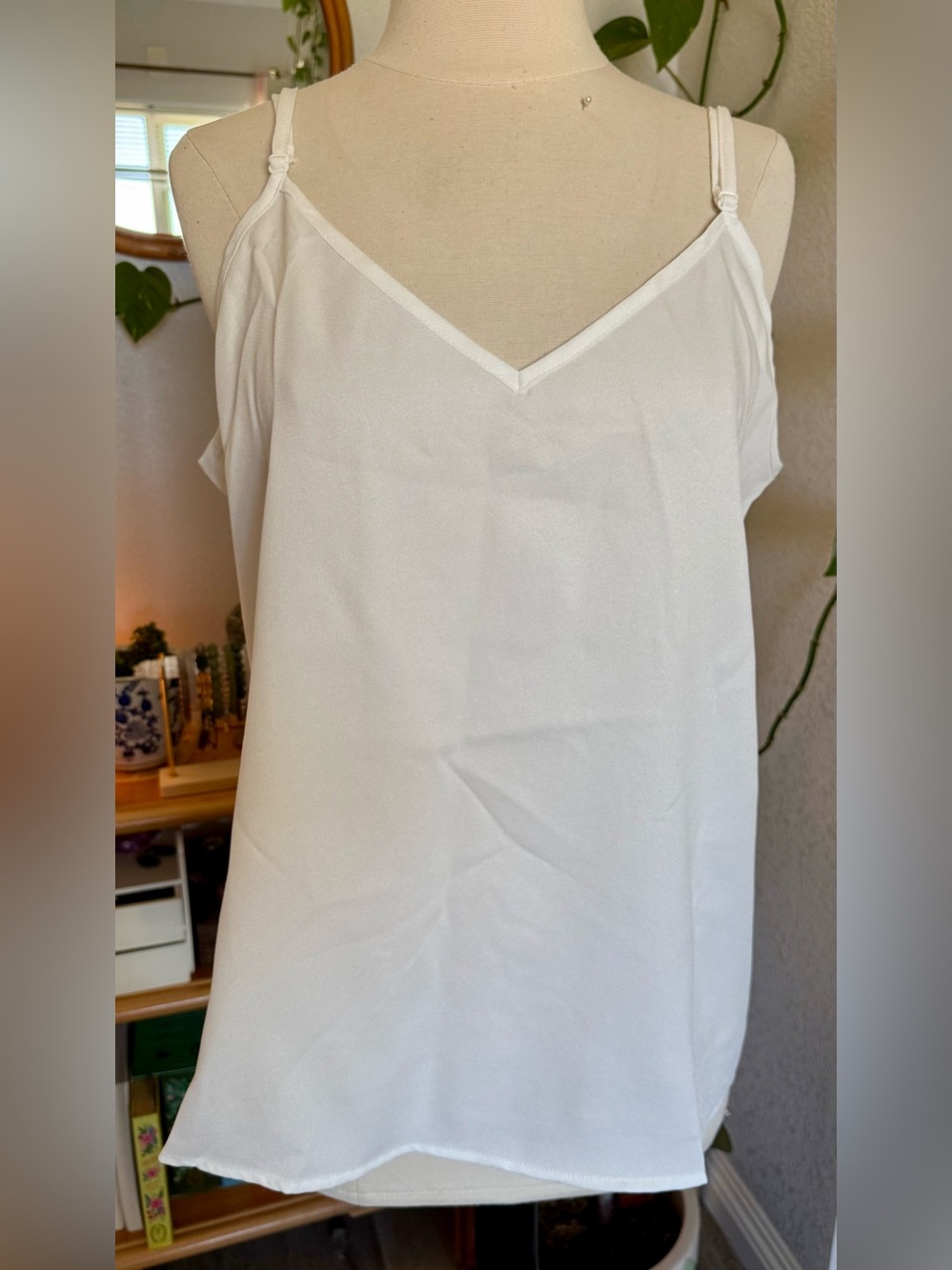 💕NEW Emery Rose White V-Neck Sleeveless Cami Top With Spaghetti Straps💕